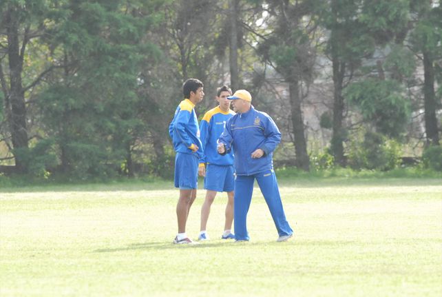 Carlos Ischia y Di María en medio de un entrenamientos, con Chirola Ledesma como testigo de la acción.