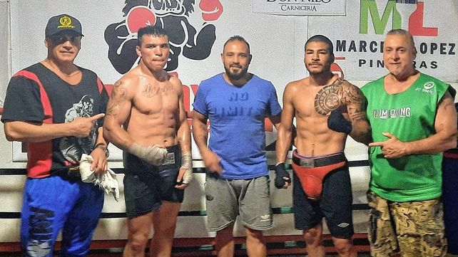Mariano Farías en plena preparación junto a Emiliano Pucheta que lo ayuda en los guanteos para la pelea del 11 de diciembre en Córdoba. Foto: Olimboxing Olimpia