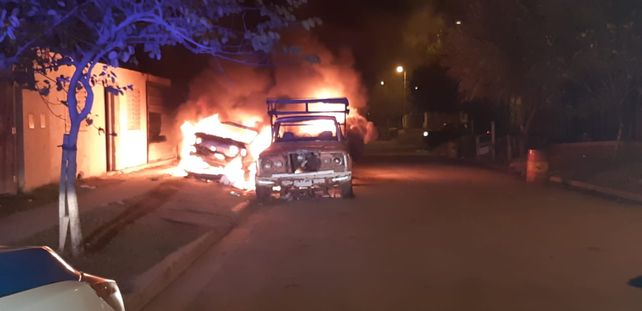 Quemaron tres vehículos en Paraná