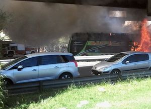 Se incendió un micro en plena autopista porteña y Puerto Madero se llenó de humo
