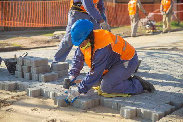 Adoquinado. Las perecinas Tamara Sala y Mónica Gerez participan de los trabajos en las calles. Antes realizaron talleres de panificación y carpintería.