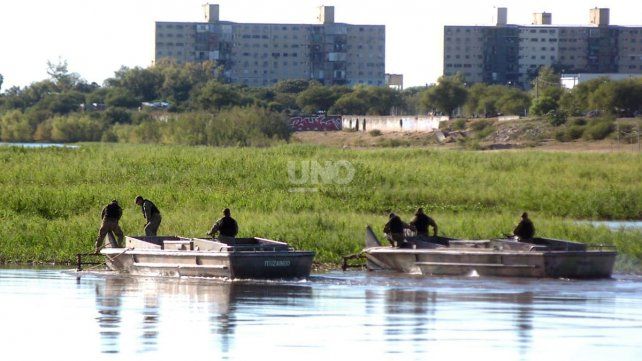 El Ejército realiza los trabajos para la remoción del embalsado en la laguna Setúbal