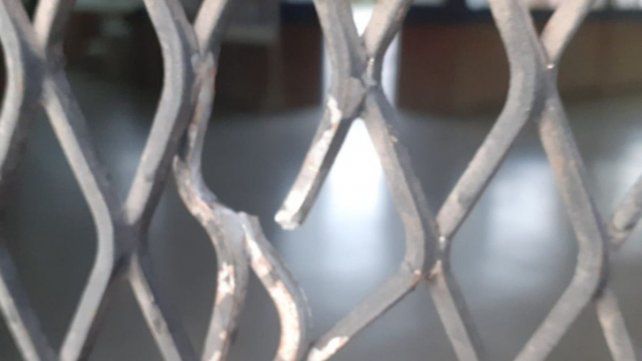 Rosario no para: atacaron a balazos una escuela y este lunes no habrá clases