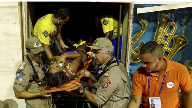 Carnaval de Río de Janeiro: 12 heridos al desmoronarse la estructura de una carroza