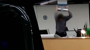 Un profesor destrozó a golpes una computadora tras la contestación de su alumno
