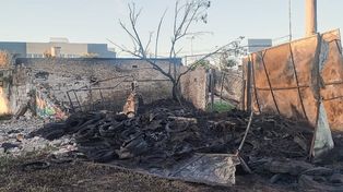 El depósito de cubiertas ubicado entre Castelli y Facundo Zuviría tomó fuego este domingo en Santa Fe.