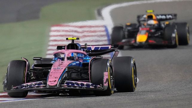 Jack Doohan delante de Yuki Tsunoda en Bahrein. De estar para los puntos con Alpine