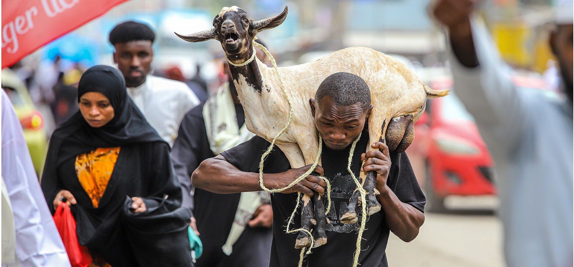 Un hombre lleva una cabra durante las celebraciones de Eid al-Adha en Eastleigh, Nairobi, Kenia, el 27 de mayo de 2026. (Foto AP/Patrick Ngugi) Un hombre lleva una cabra durante las celebraciones de Eid al-Adha en Eastleigh, Nairobi, Kenia, el 27 de mayo de 2026. (Foto AP/Patrick Ngugi)