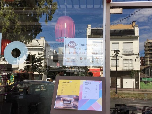 Con carteles en las vidrieras, los comercios santafesinos se quejan de las tarifas eléctricas