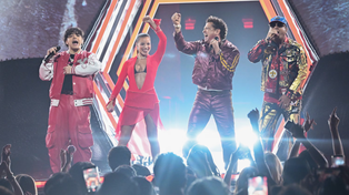 Emilia Mernes, Carlos Vives, Wisin y Xavi en el video oficial de Somos Más
