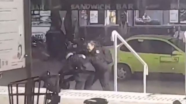 Vergonzoso: dos policías se pelearon a trompadas frente a la estación de colectivos Manuel Belgrano
