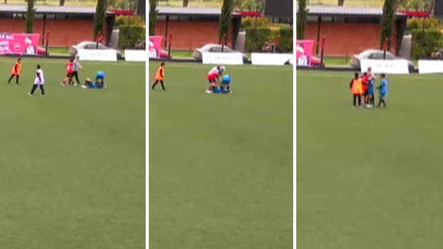 Dos chicos de Newells de la categoría 2013 fueron a consolar a uno de Central tras un gol en contra.