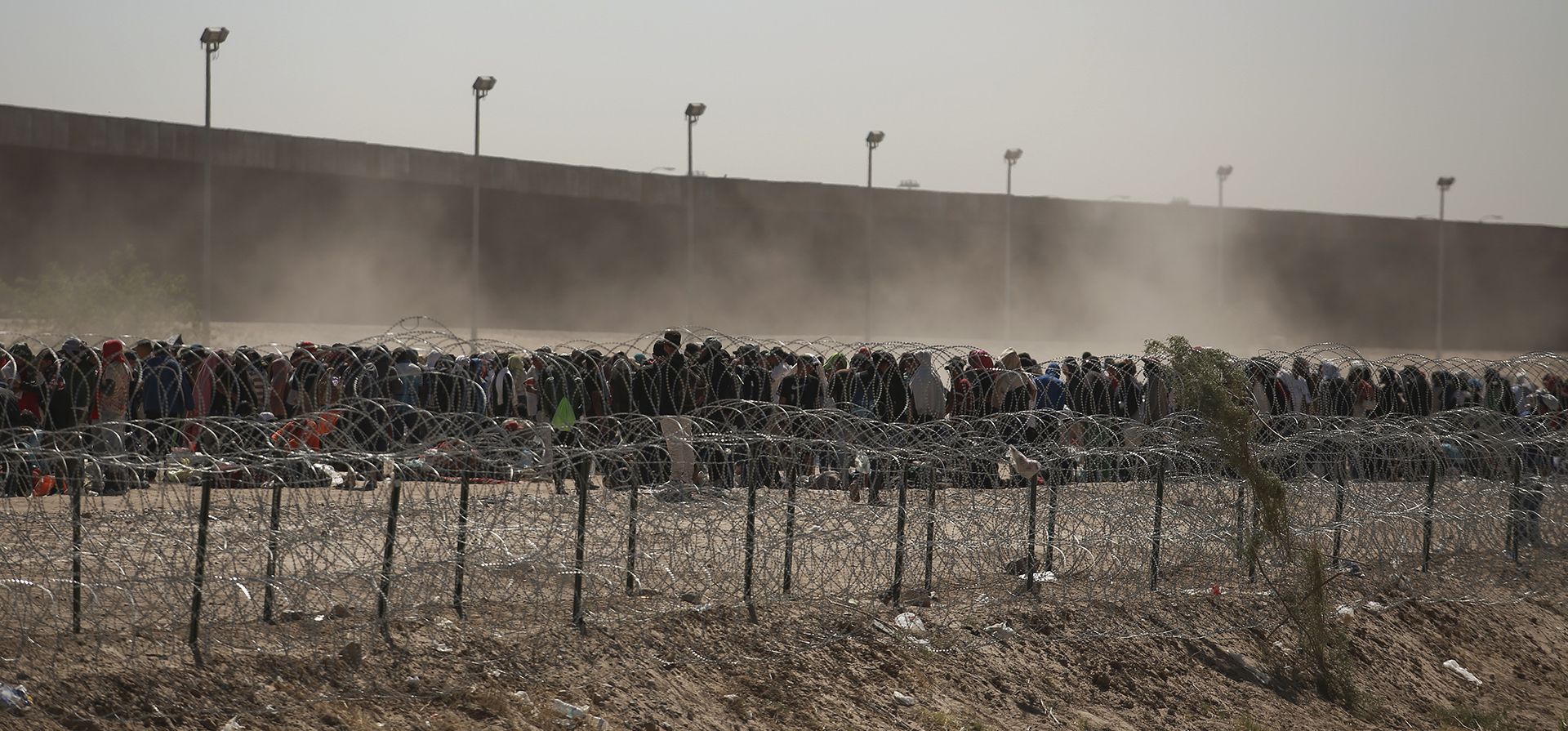 Migrantes hacen fila entre una barrera de alambre de púas y la valla fronteriza en la frontera entre Estados Unidos y México, visto desde Ciudad Juárez, México. (Foto AP/Christian Chávez, archivo) Migrantes hacen fila entre una barrera de alambre de púas y la valla fronteriza en la frontera entre Estados Unidos y México, visto desde Ciudad Juárez, México. (Foto AP/Christian Chávez, archivo)