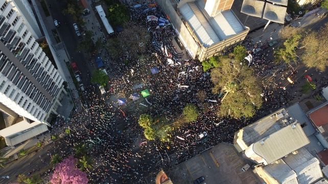 Una multitud de santafesinos se movilizó en defensa de la educación pública: las imágenes