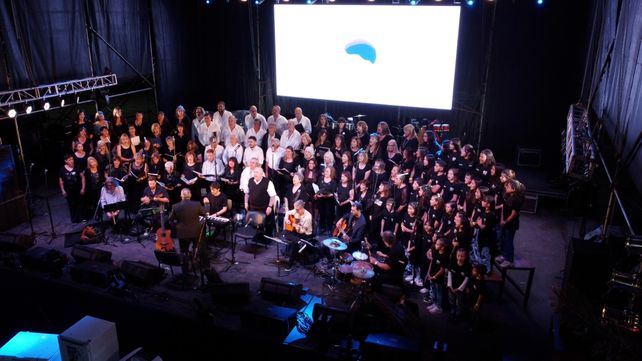 La interpretación de la tradicional Misa Criolla a cargo de la “Confluencia Coral Ariel Ramírez”