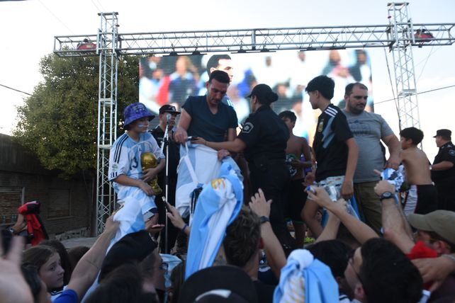 Emoción. El pueblo vivió la máxima fiesta histórica con el arribo de Lionel Scaloni.