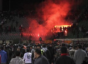 Al menos 80 muertos tras la invasi&oacute;n de hinchas en un partido de f&uacute;tbol en Egipto