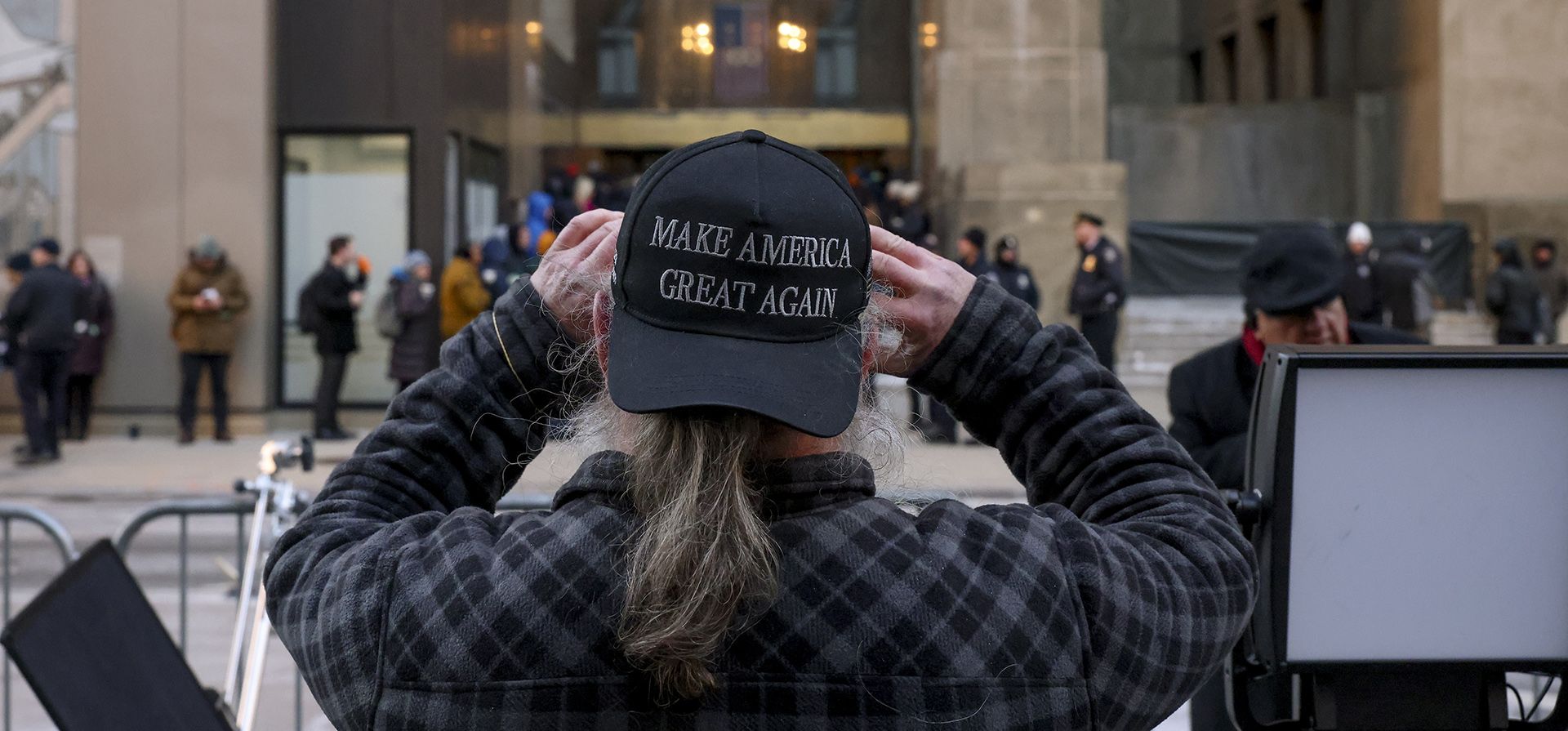 Un partidario del presidente electo Donald Trump toma una fotografía del tribunal penal de Manhattan antes del inicio de la sentencia en el caso de Trump por el dinero que sobornó a sus seguidores para silenciarlos, el viernes 10 de enero de 2025, en Nueva York. (Foto AP/Yuki Iwamura) Un partidario del presidente electo Donald Trump toma una fotografía del tribunal penal de Manhattan antes del inicio de la sentencia en el caso de Trump por el dinero que sobornó a sus seguidores para silenciarlos, el viernes 10 de enero de 2025, en Nueva York. (Foto AP/Yuki Iwamura)