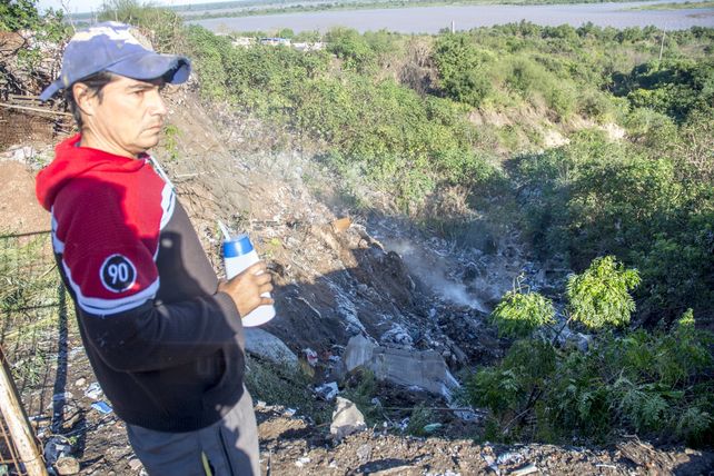 En calle Don Segundo Sombra al final, once familias viven con riesgo de caer al vacío