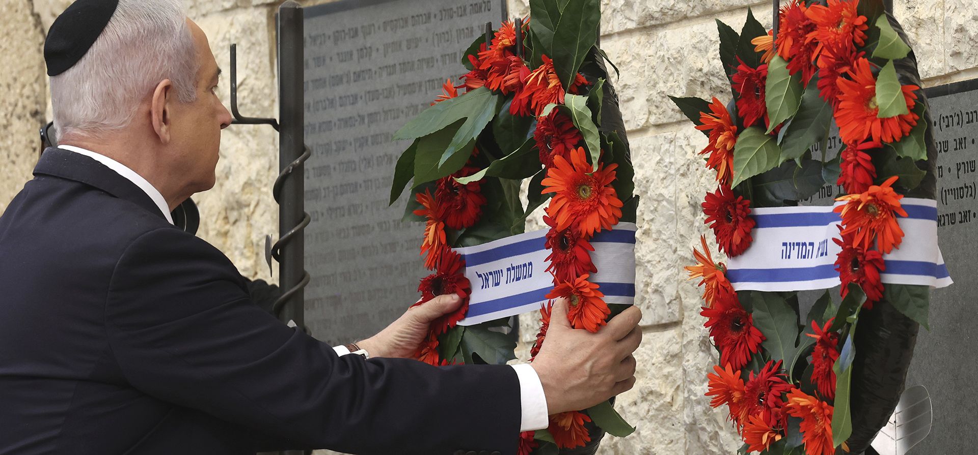 El primer ministro israelí Benjamin Netanyahu coloca una corona de flores durante una ceremonia en honor de los israelíes asesinados en el aniversario en el calendario hebreo del ataque de Hamás del 7 de octubre de 2023, en el cementerio militar Monte Herzl, el domingo 27 de octubre de 2024, en Jerusalén. (Gil Cohen-Magen/Foto compartida vía AP) El primer ministro israelí Benjamin Netanyahu coloca una corona de flores durante una ceremonia en honor de los israelíes asesinados en el aniversario en el calendario hebreo del ataque de Hamás del 7 de octubre de 2023, en el cementerio militar Monte Herzl, el domingo 27 de octubre de 2024, en Jerusalén. (Gil Cohen-Magen/Foto compartida vía AP)