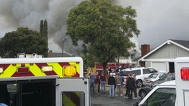 Yorba linda. La aeronave se desintegró en el aire y cayó sobre una casa.