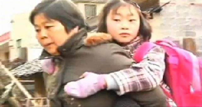 Un abuela china lleva a espaldas a su nieta al colegio a 5 kil&oacute;metros de distancia