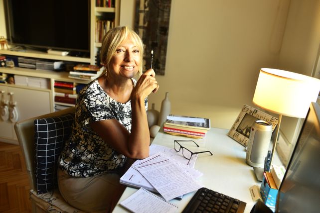 Patricia Bottale en su mesa de trabajo.