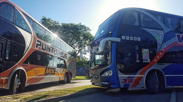 Un grupo de transportistas bloquea el ingreso a la terminal santafesina y calles aledañas&nbsp;
