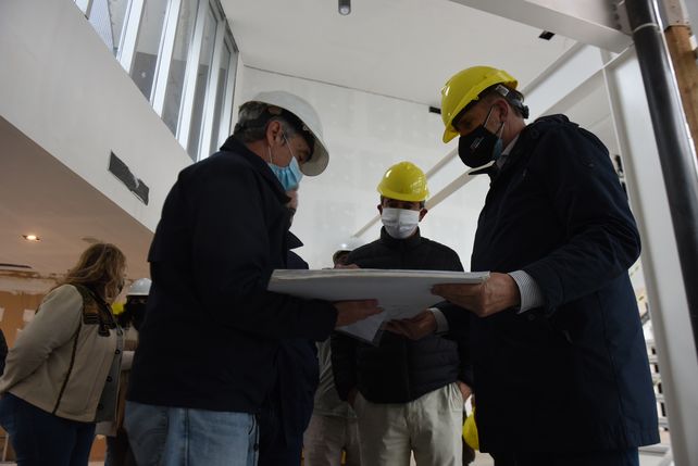 El gobernador Omar Perotti y el intendente Pablo Javkin observan los planos y analizan el avance de obra de la estación policial que se está construyendo en Uriburu y Grandoli.