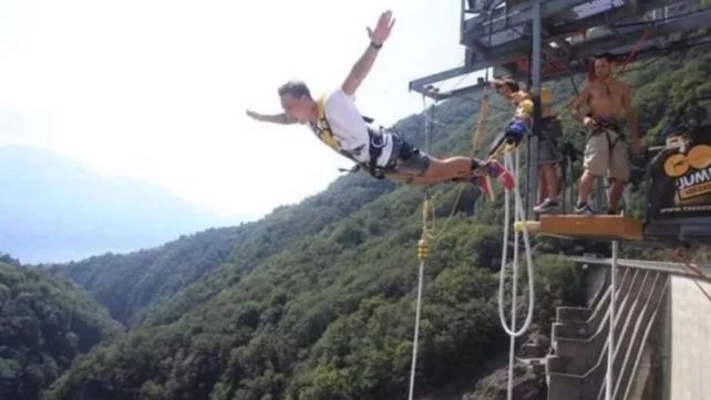 Saltó en un bungee jumping y se le rompió la cuerda