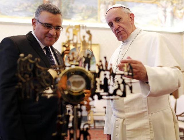 El mandatario le entregó al Papa una reliquia que encierra un trozo de la sotana (manchado con sangre) que llevaba puesta Romero cuando fue asesinado.