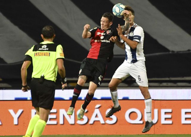 Moreno disputa la pelota en el aire con Komar.