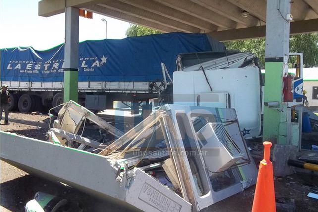 Un camión atropelló y arrancó las cabinas del peaje en la ruta nacional N 19