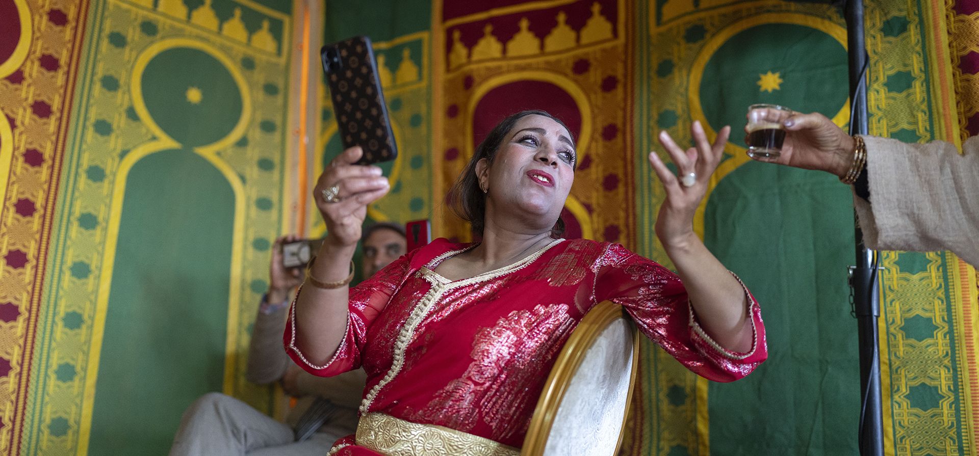 La cantante de folk Cheikha Thouria Moullablad bebe un café durante una actuación tradicional conocida como Aita, en Tamesna, al sur de la capital Rabat, Marruecos, el lunes 27 de enero de 2025. (Foto AP/Mosa'ab Elshamy) La cantante de folk Cheikha Thouria Moullablad bebe un café durante una actuación tradicional conocida como Aita, en Tamesna, al sur de la capital Rabat, Marruecos, el lunes 27 de enero de 2025. (Foto AP/Mosa'ab Elshamy)