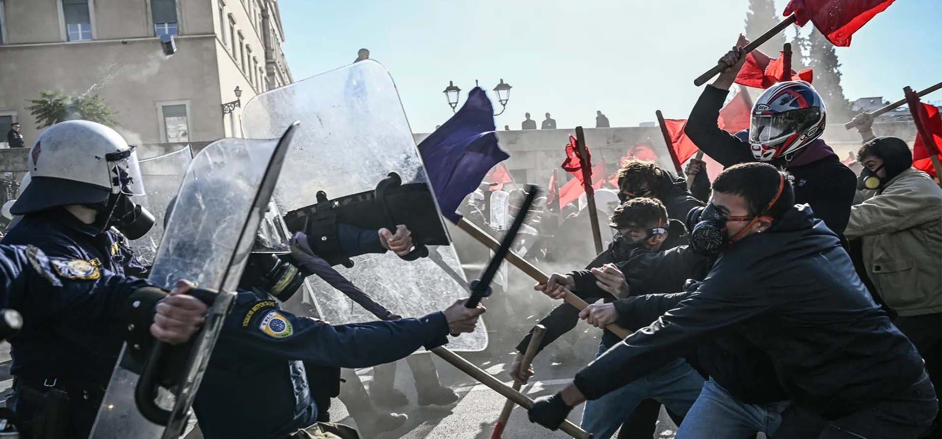 Estudiantes se enfrentan a la policía antidisturbios frente al parlamento griego durante una manifestación contra los planes del gobierno para las universidades privadas, Atenas, Grecia. Fotografía: Angelos Tzortzinis/AFP/Getty Images Estudiantes se enfrentan a la policía antidisturbios frente al parlamento griego durante una manifestación contra los planes del gobierno para las universidades privadas, Atenas, Grecia. Fotografía: Angelos Tzortzinis/AFP/Getty Images