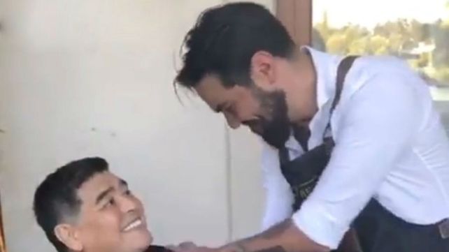 Maradona cambió de look y le envió un mensaje a los argentinos