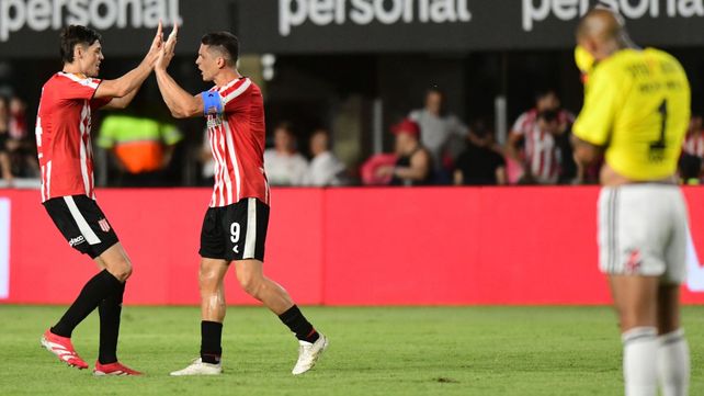 Guido Carrillo celebra el gol de Estudiantes