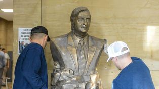 La remoción del busto del exmandatario generó reacciones.