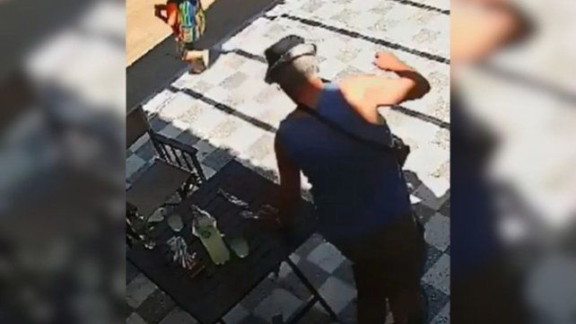 El agresor tomó un cuchillo de su mesa y apuñaló al perro.