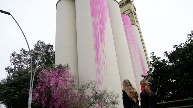 El trabajo de pintura del nuevo diseño del Macro se vio afectado por los vientos y derramó pintura sobre las cercanías de los Silos Davis