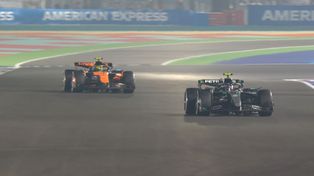 Kimi Antonelli contuvo bien a Lando Norris hasta que en la última vuelta cometió un error y el inglés sumó dos puntos más en el campeonato de Fórmula 1. Al italiano lo condenaron.