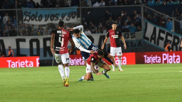 Armando Méndez volvió bien y Romero lo voltea. Miran Ditta y Ortiz. Gran triunfo de Newells sobre Racing.