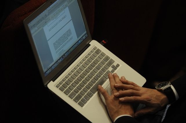 en alerta. Desde una notebook se puede llevar adelante una estafa.