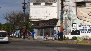 La sala del cine Diana va a cumplir cinco años cerrada y la esquina de avenida del Rosario y Lituania dejó de ser un punto de encuentro para la vida social del barrio.&nbsp;