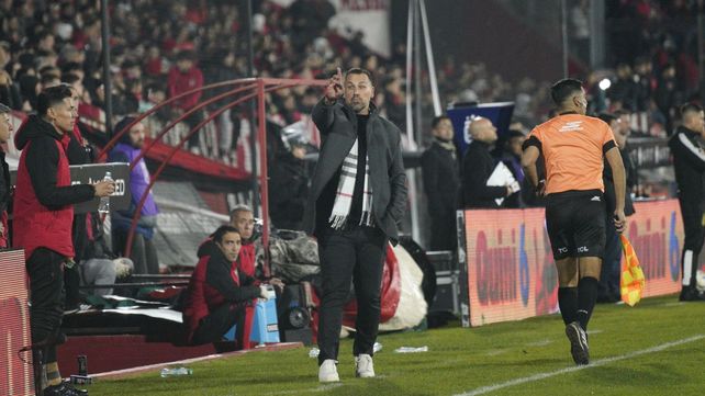 Cristian Fabbiani da indicaciones en el último partido de local jugado ante Central Córdoba el viernes 8 de agosto.
