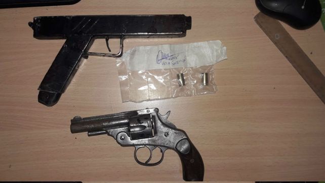 Un revólver y una réplica de pistola automática. Estaban en poder de los asaltantes.&nbsp;
