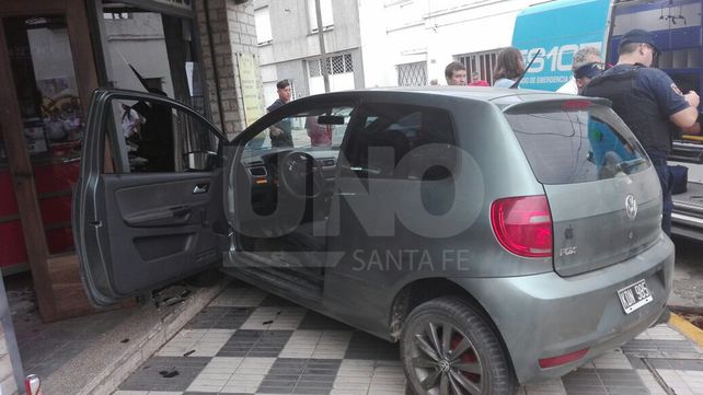 Chocó cinco autos y terminó incrustado en la ochava de un local comercial