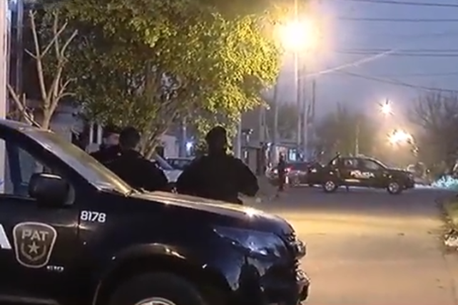 Dos hombres de 32 y 48 años cayeron bajo las balas de los ocupantes de un auto&nbsp; que les dispararon cuando estaban junto al paredón del cementerio de Baigorria.&nbsp;