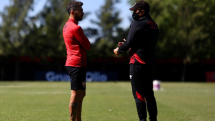 Scocco charla con Kudelka durante el entrenamiento de ayer. El goleador jugará el viernes en el Mario Kempes.