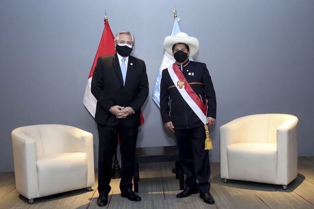 Pedro Castillo asumió en Perú y prometió un cambio responsable